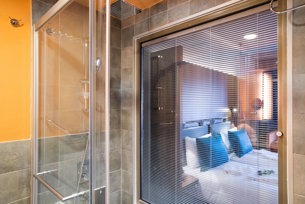 Signature Hotels & Spa 49/50
