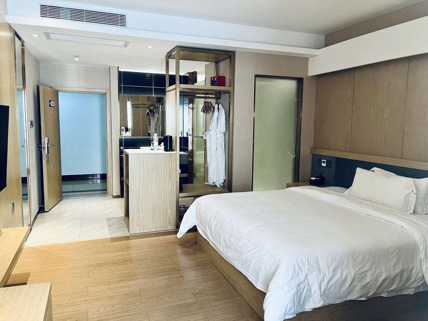 Business, Queen Bed