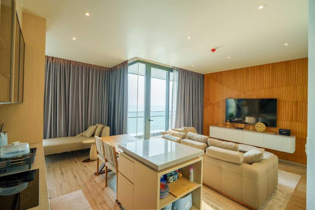 Luxury 2BR Sea View Apartment with Private Lift and Free Parking 22/34