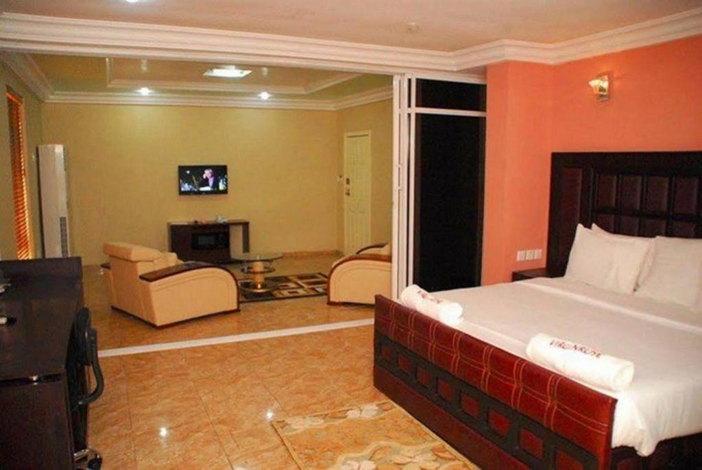 Diplomat, King Bed, Sofa