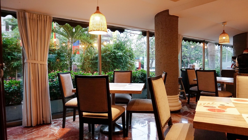 Country International Hotel 45/55