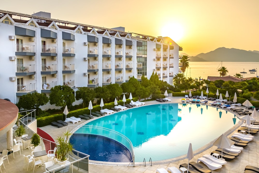 Caprice Beach Hotel 6/67