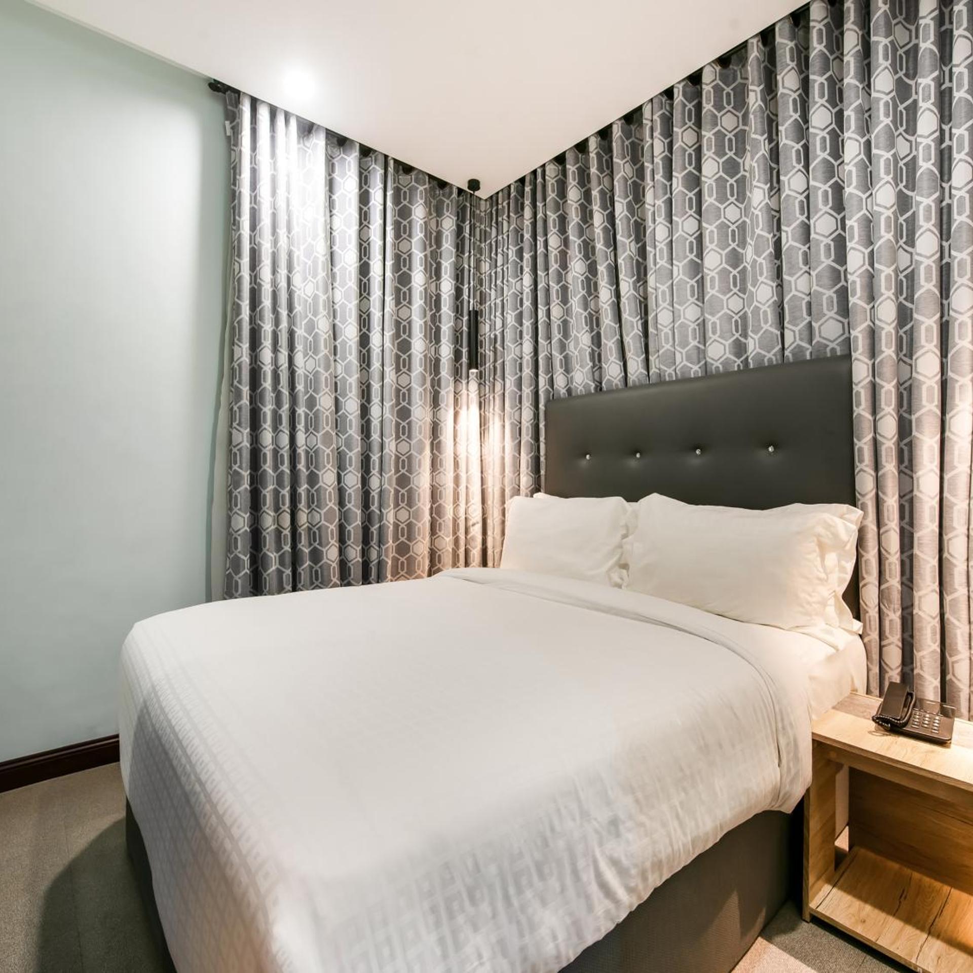 Room at Bay Area Suites, MANILA