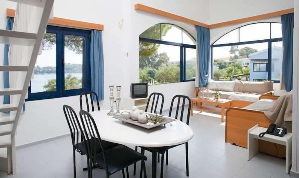 Govino Bay 34/50