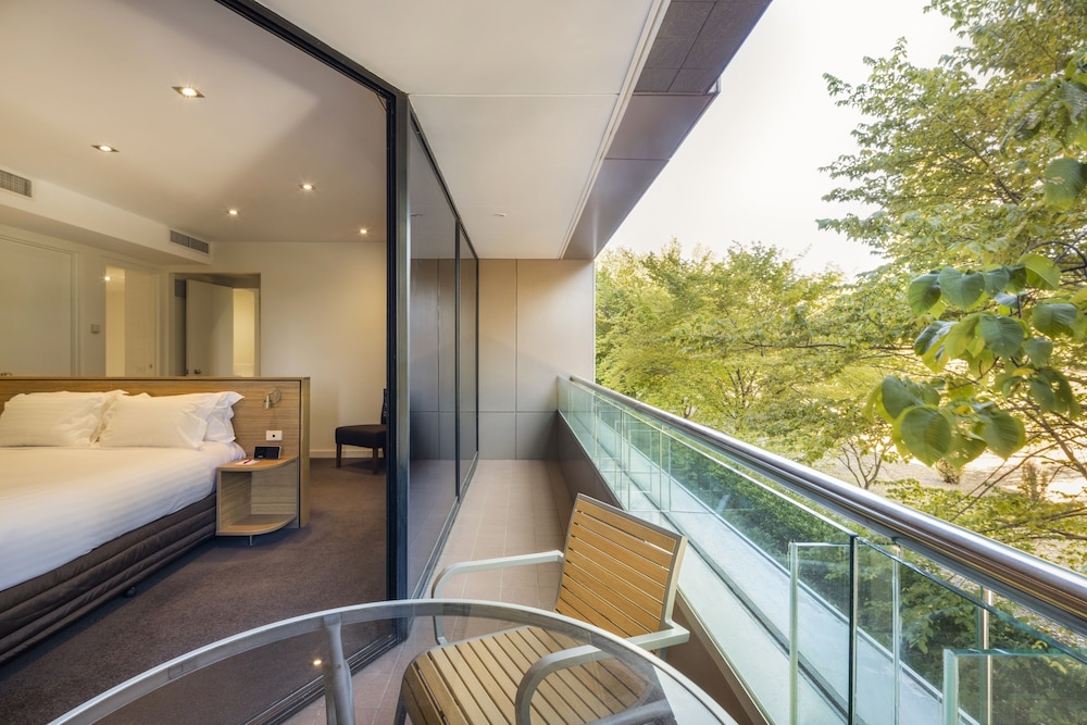 Crowne Plaza Canberra 27/81