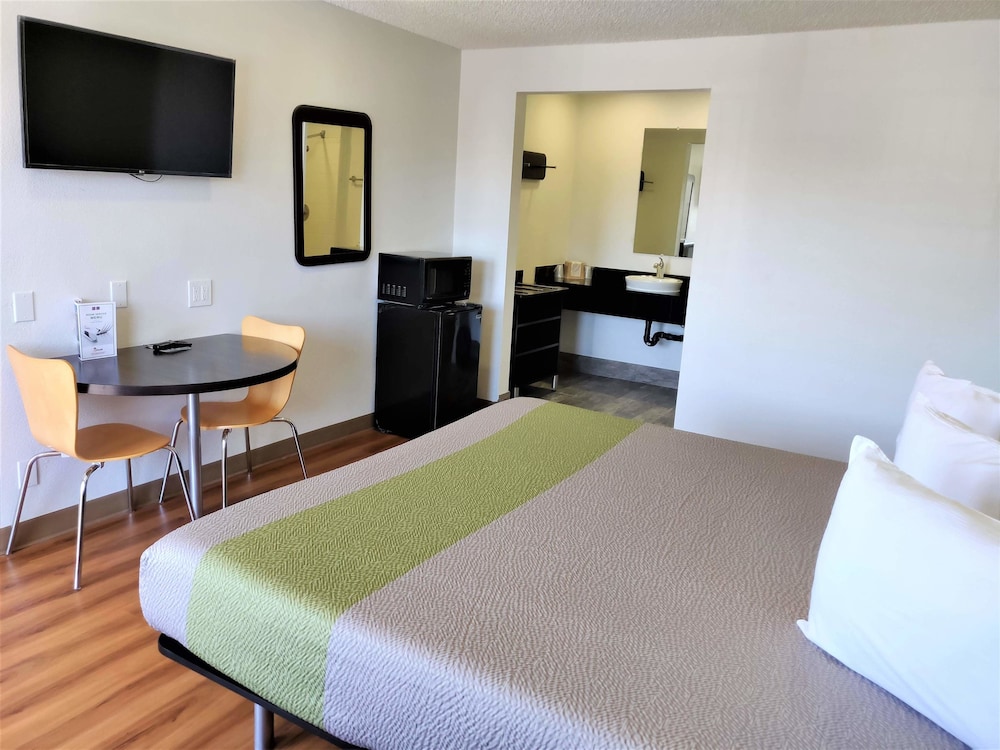 Motel6 Fresno, CA - Yosemite Hwy 22/38