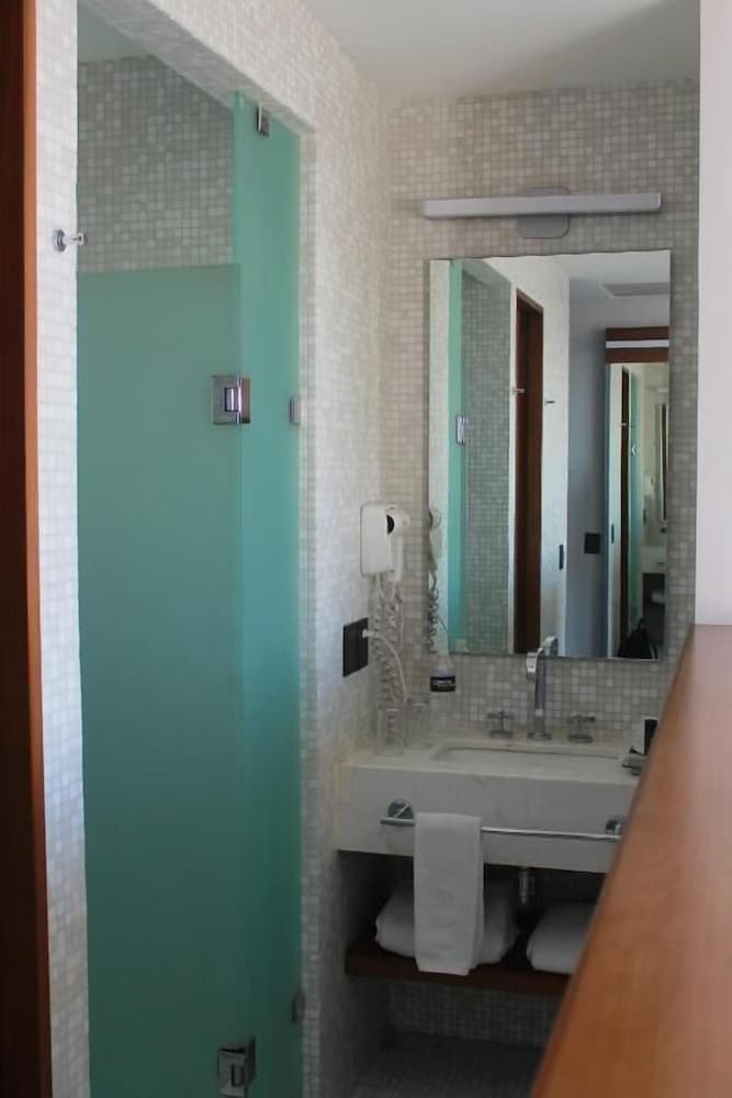 غرفة ثلاثية بسرير مزدوج وسرير بطابقين، Ikonik Hotel Puebla 9/9