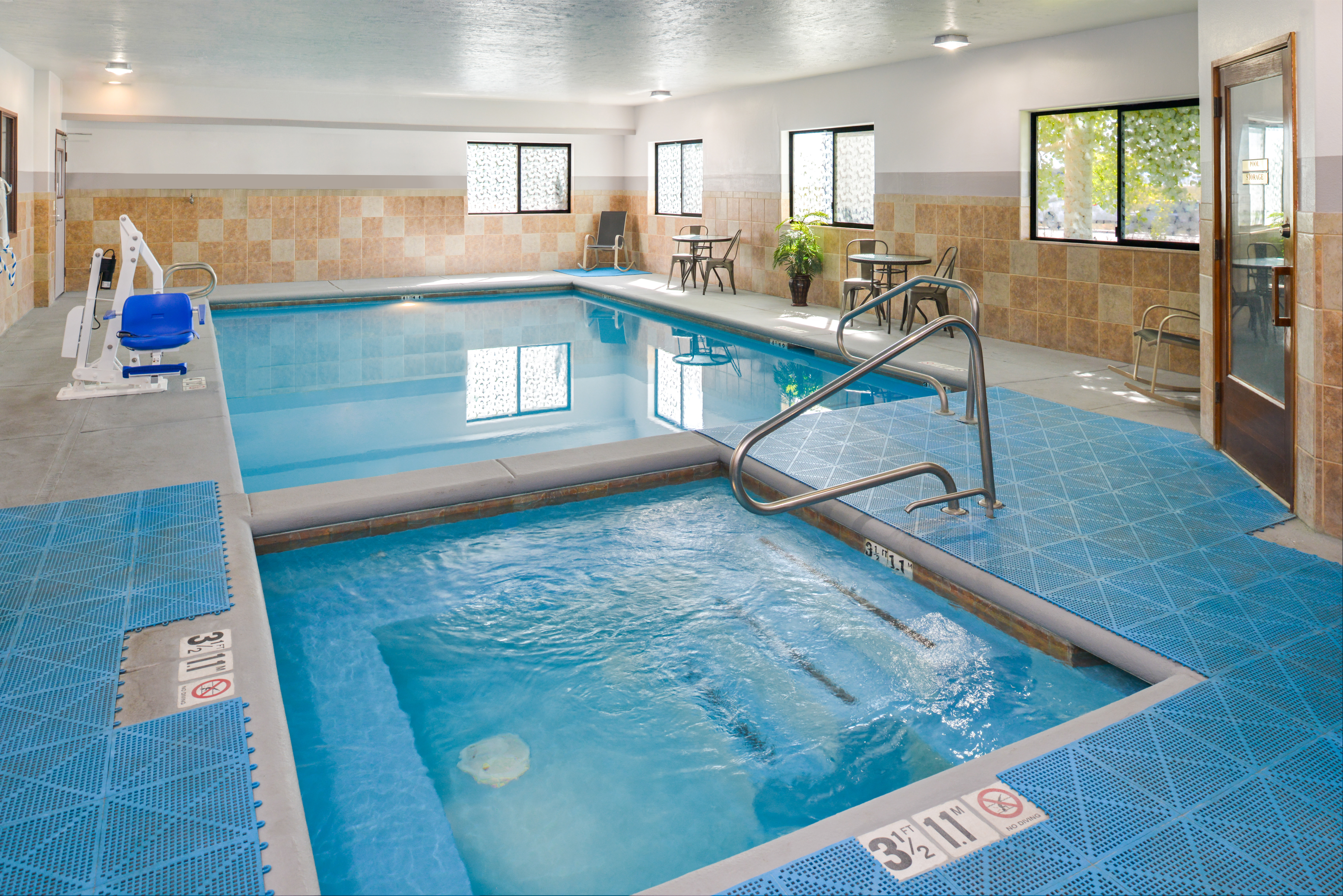Holiday Inn Express Suites Alamosa 25/48