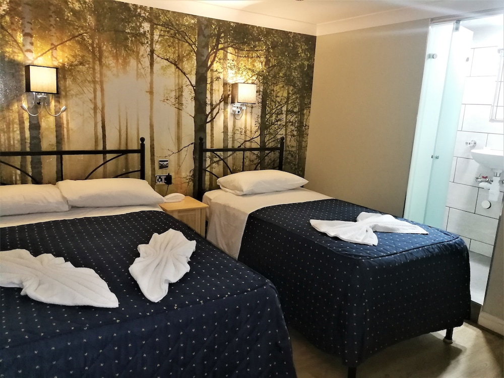 Central Hotel 25/73