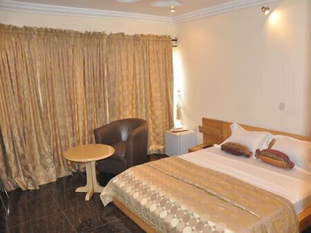 Solitude Hotel Yaba 13/50