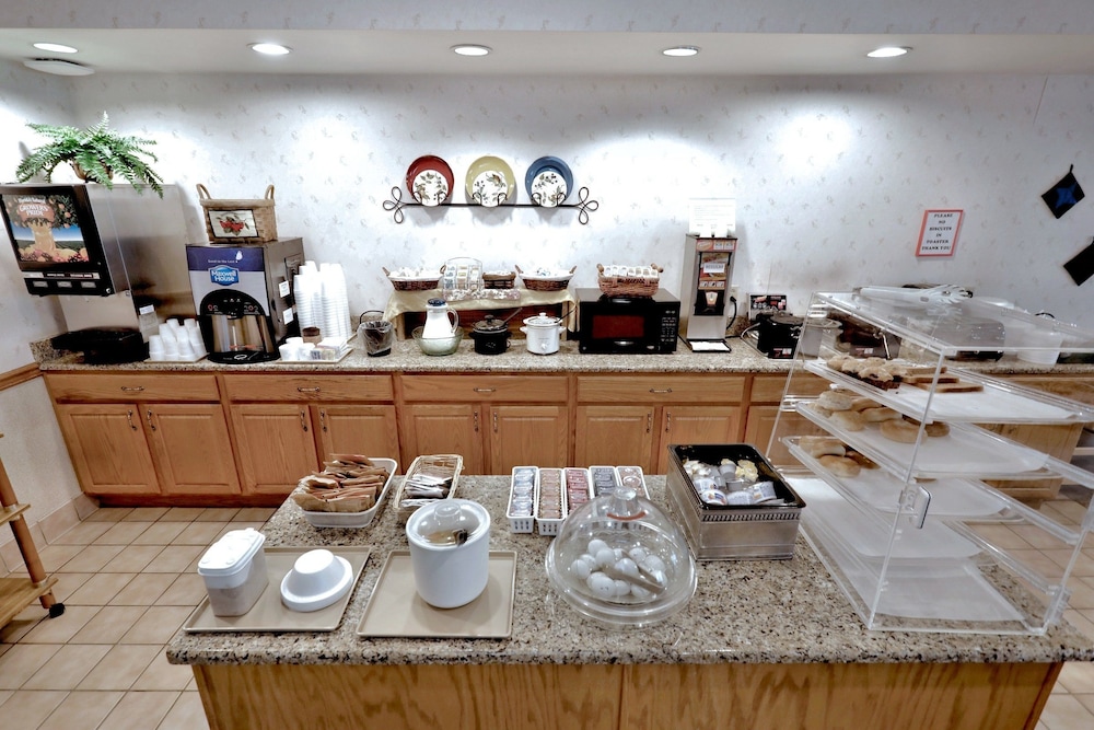 Lancaster Inn and Suites 45/64