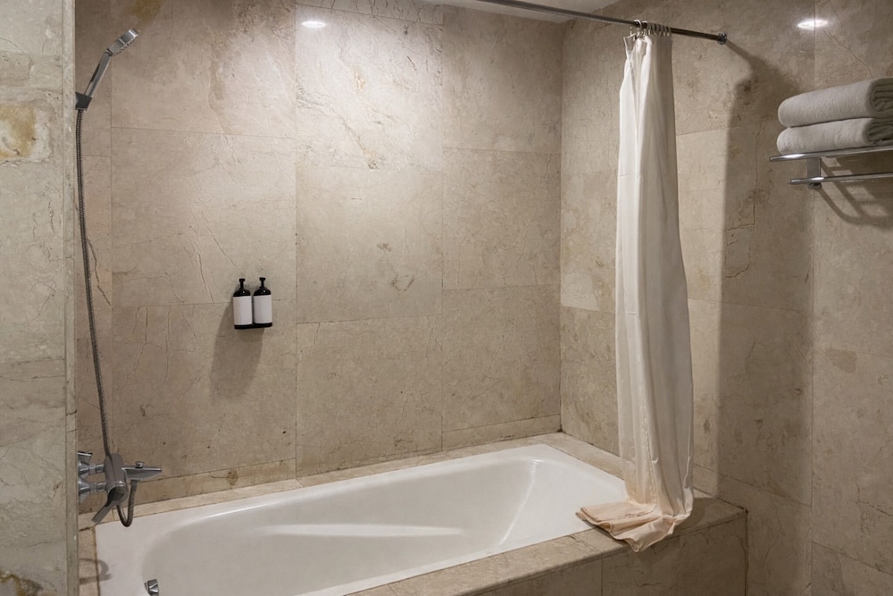 غرفة رئاسية مفردة بسرير كينج بحوض استحمام، Manna Hotel Pematangsiantar 4/4