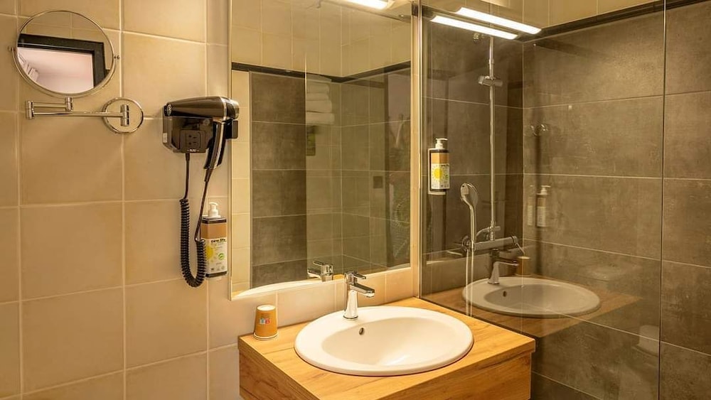 Greet Hotel Castres Saix 70/71