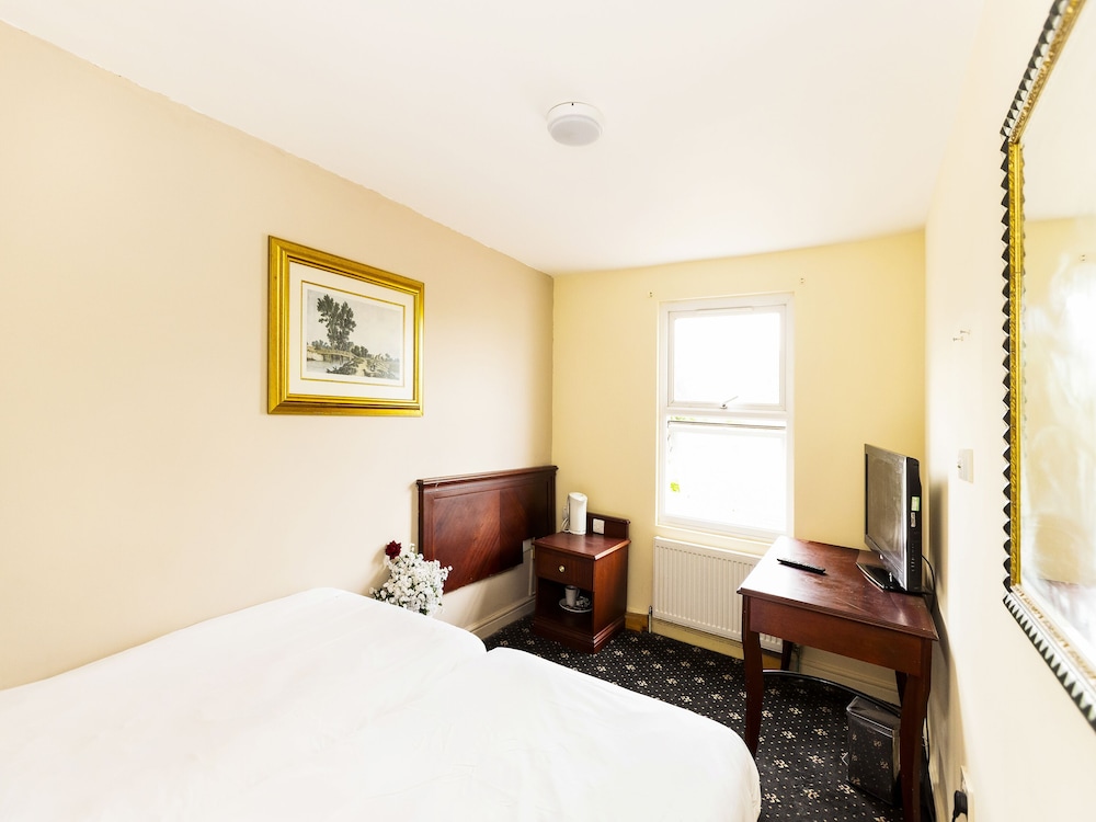 OYO Old Oak Tree Inn 16/37