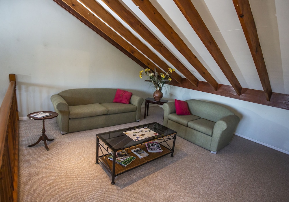 Ainslie Manor Bed and Breakfast 37/66