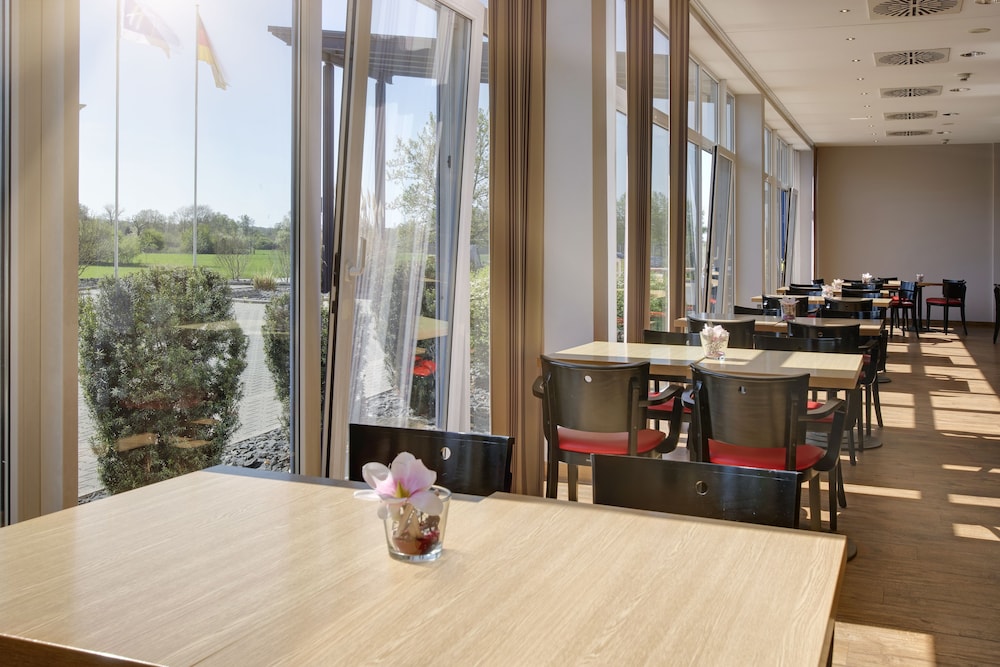 HOLIDAY INN EXPRESS FRANKFURT AIRPORT 26/58
