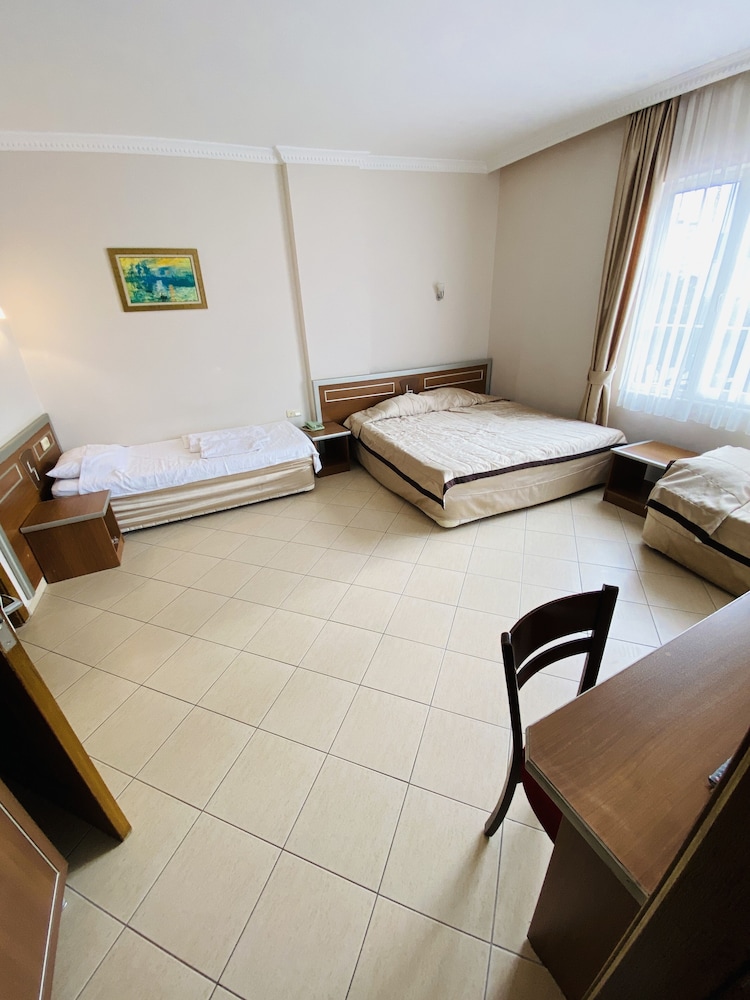 Lemon Hotel 34/50