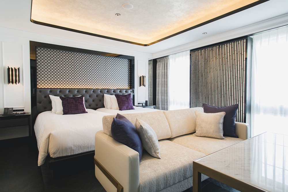 SUITE, LOUNGE ACCESS