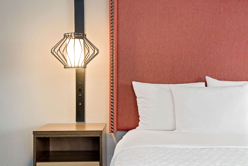 La Quinta Inn & Suites by Wyndham San Francisco Airport N 9/23