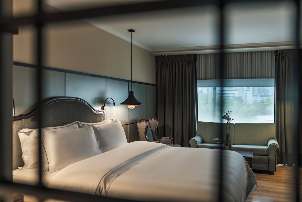 EXECUTIVE, QUEEN BED