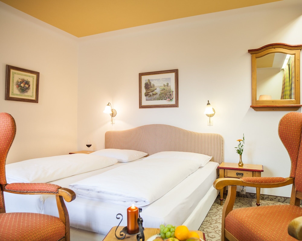 ROOM, DOUBLE BED