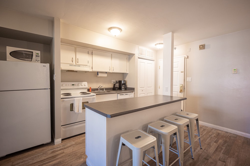 1Bd1Ba w BonusRM Stay Together Suites 61/62