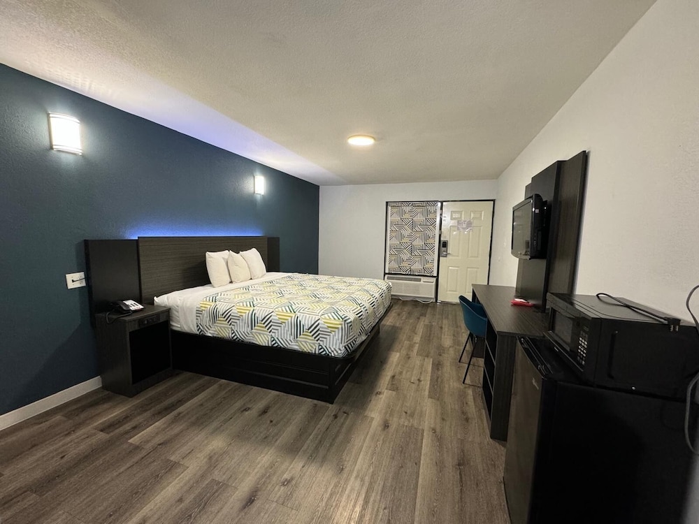 Deluxe, King Bed