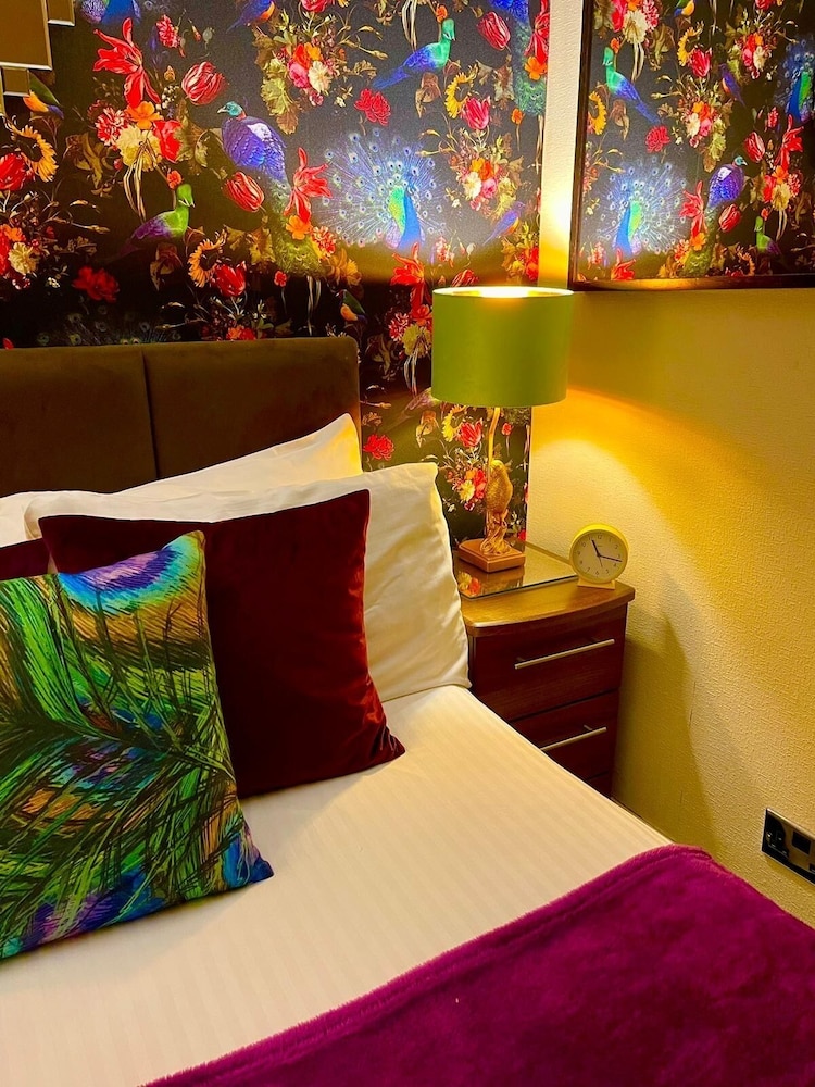 Gabrielle's Hotel 24/44