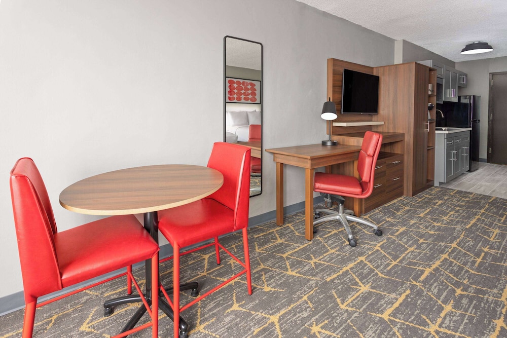 Hawthorn Extended Stay by Wyndham Columbia / Ft. Jackson 35/55