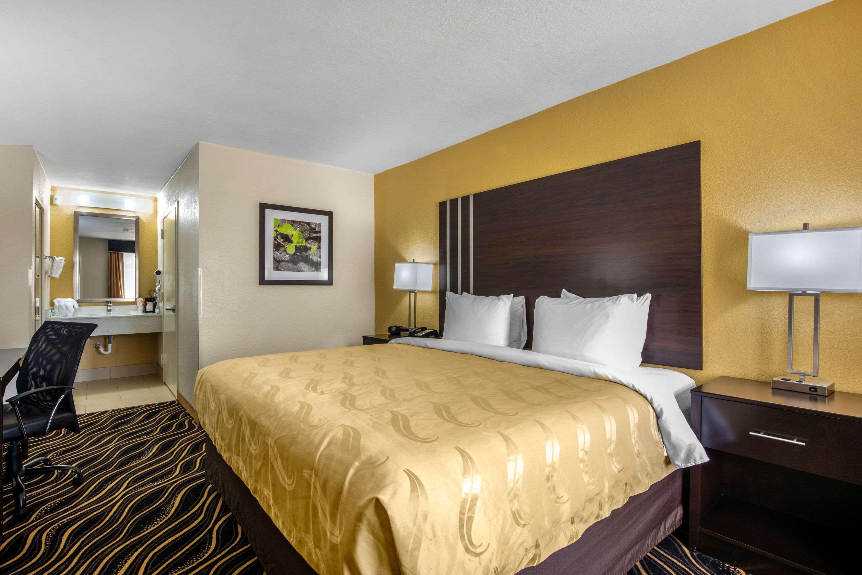 ROOM, KING BED, ACCESSIBLE