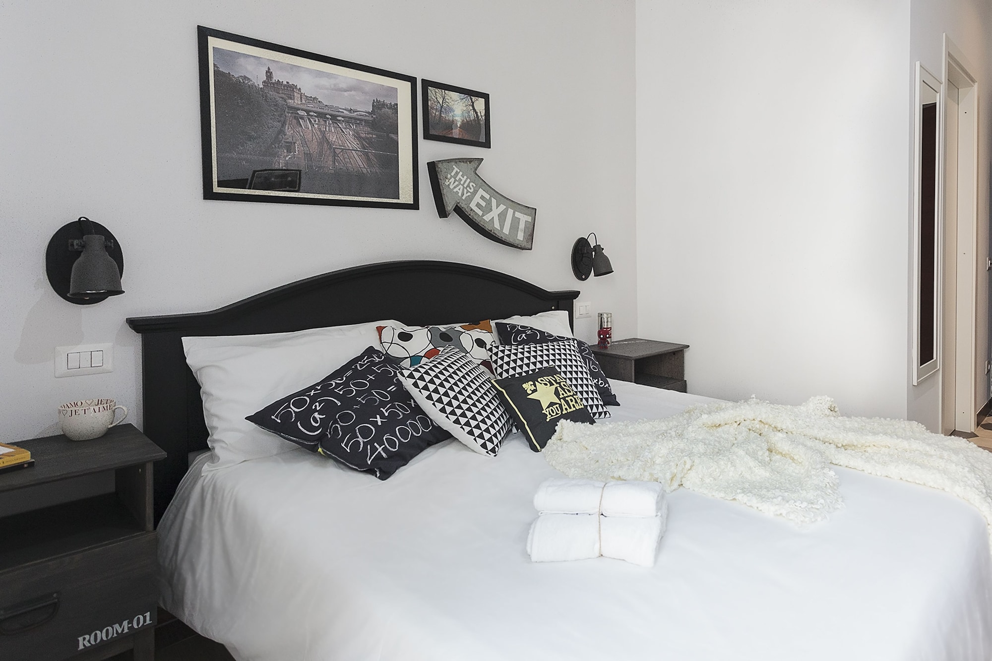 ROOM, DOUBLE BED