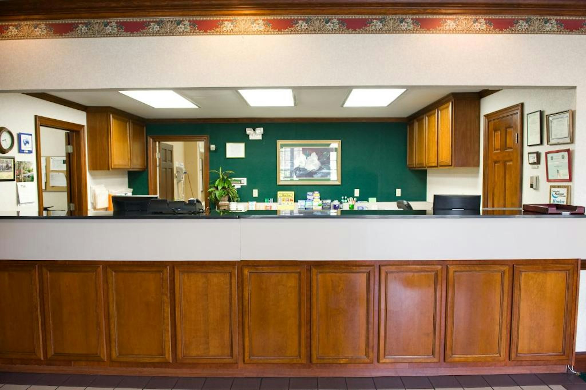 Lobby at Plantation Oaks Suites & Inn Millington, MILLINGTON - TN