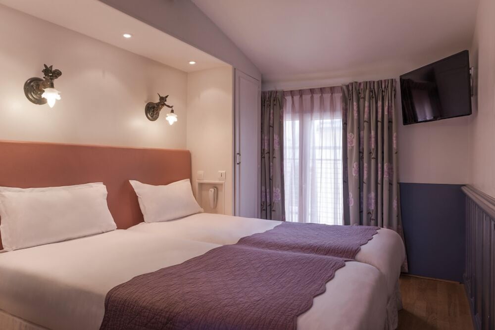 ROOM, QUADRUPLE