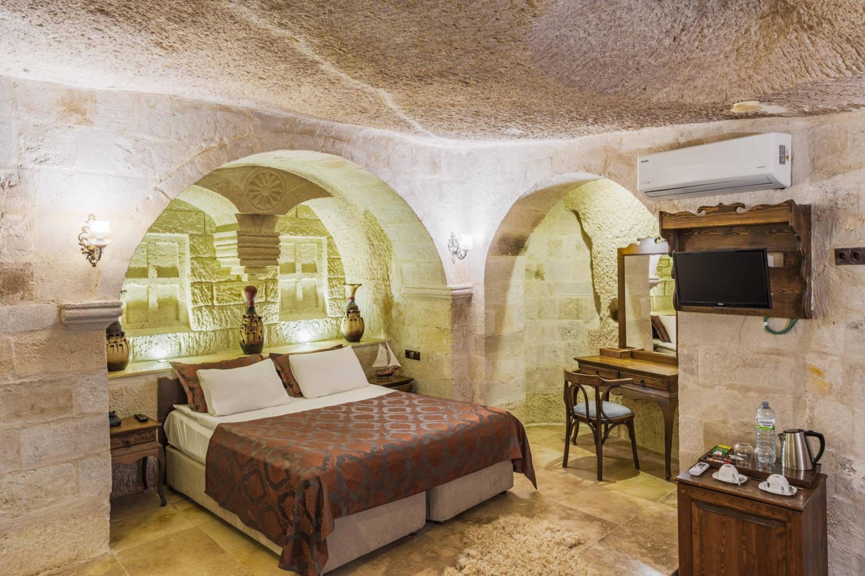 CAVE, SUITE, QUEEN BED