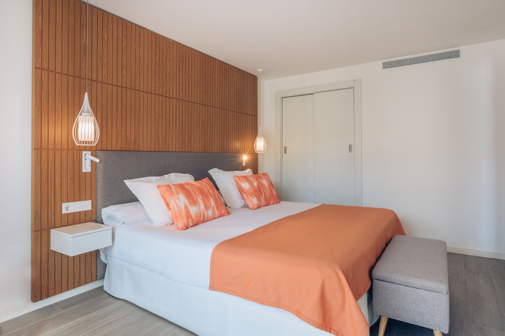 غرفة أساسية عائلية بسريرين منفصلين مع أريكة، Iberostar Waves Playa de Muro 3/5