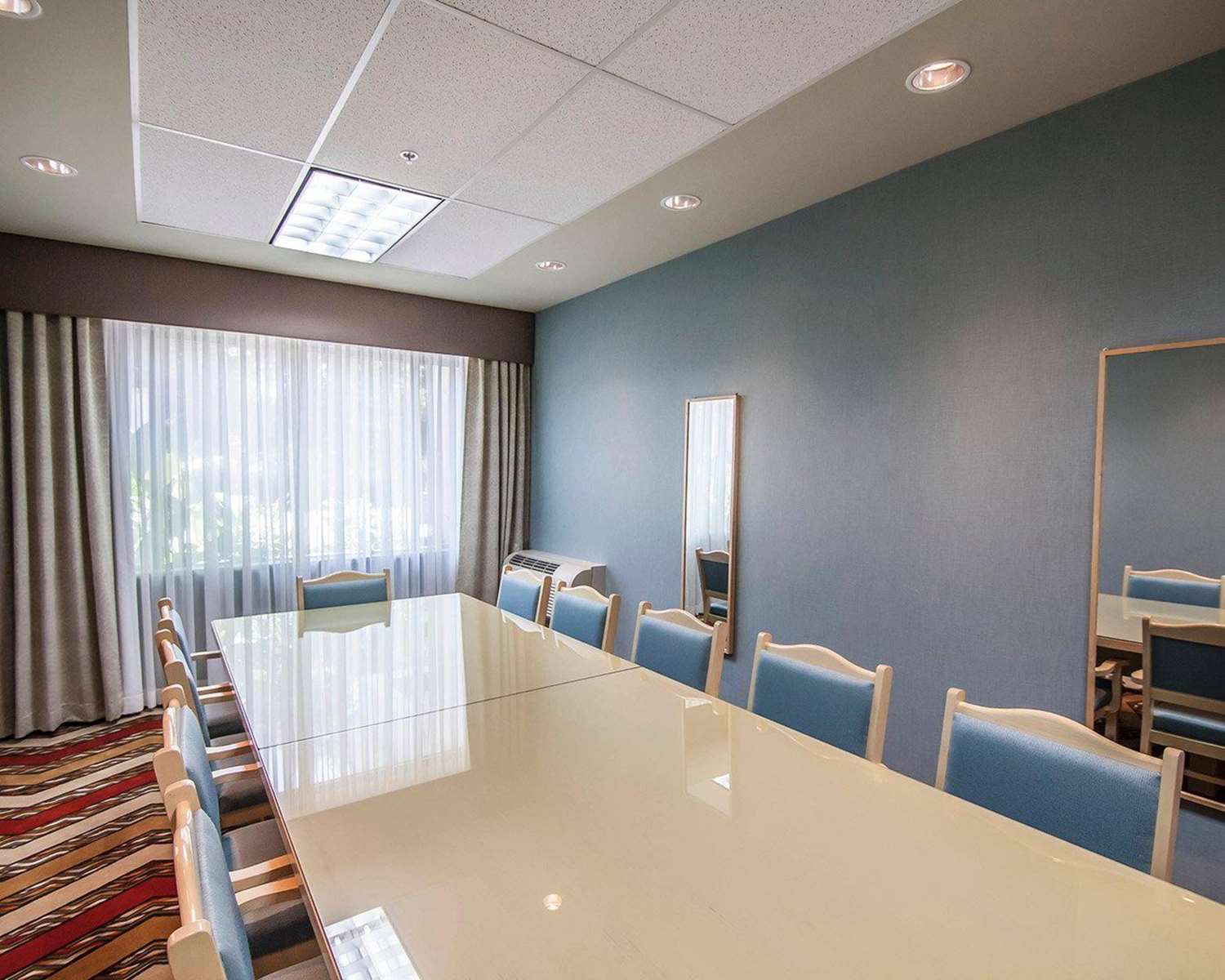 Comfort Hotel Vancouver Airport 37/44