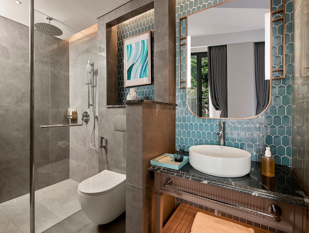 Junior Suite, King Bed, City View, Balcony, La Siesta Premium Lakeside 4/5
