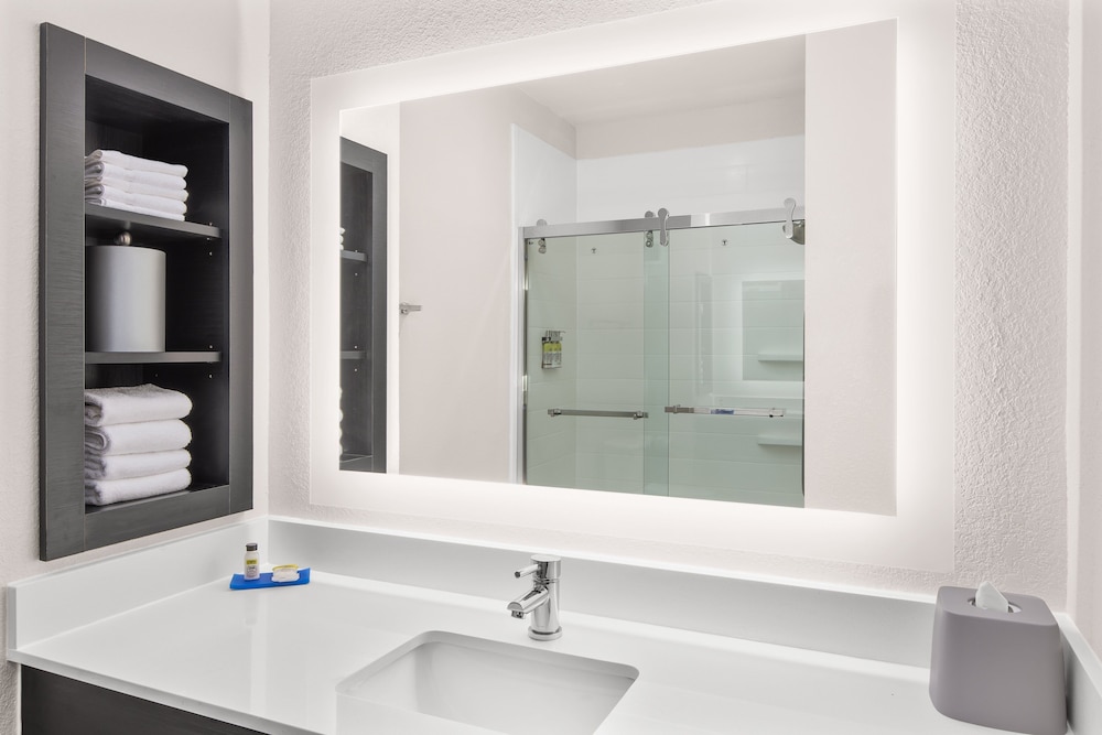 Holiday Inn Express Hotel And Suites Greenville I 85 Woodruff Rd 7/72
