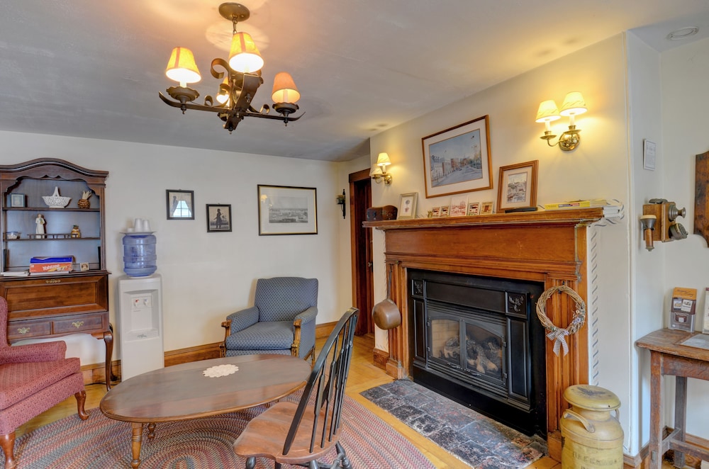 Melville House Newport 17/23