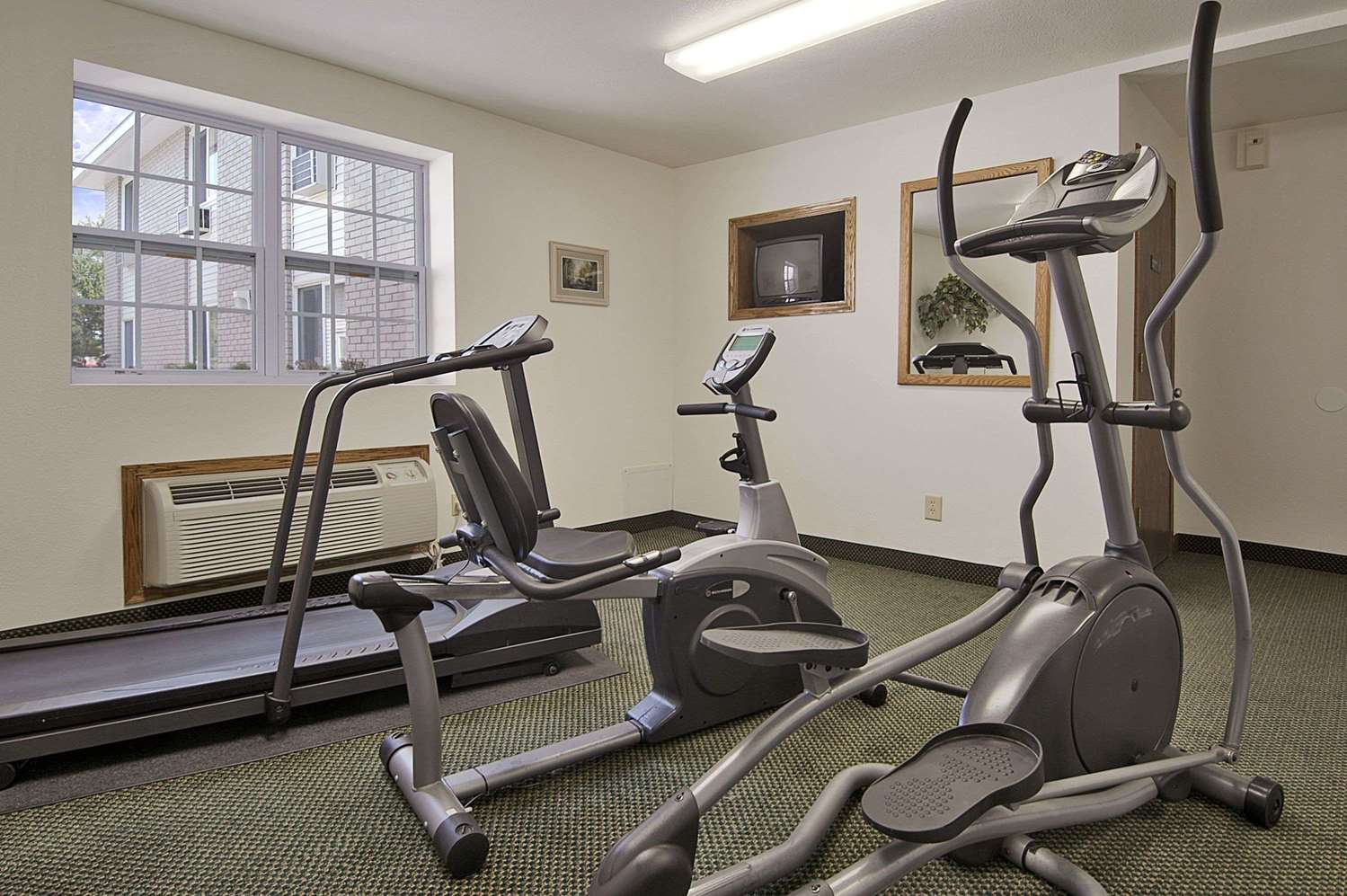 Iron Mountain Inn & Suites MI US 2 11/13