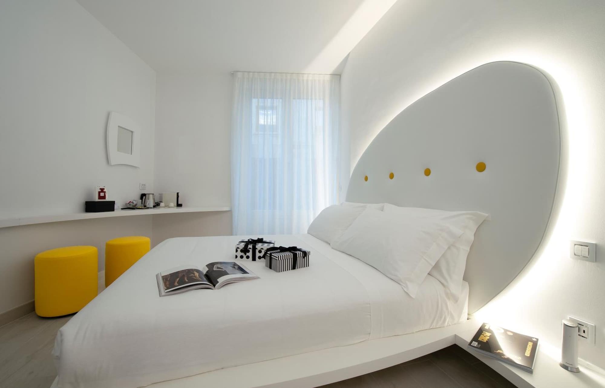 DELUXE, QUEEN BED