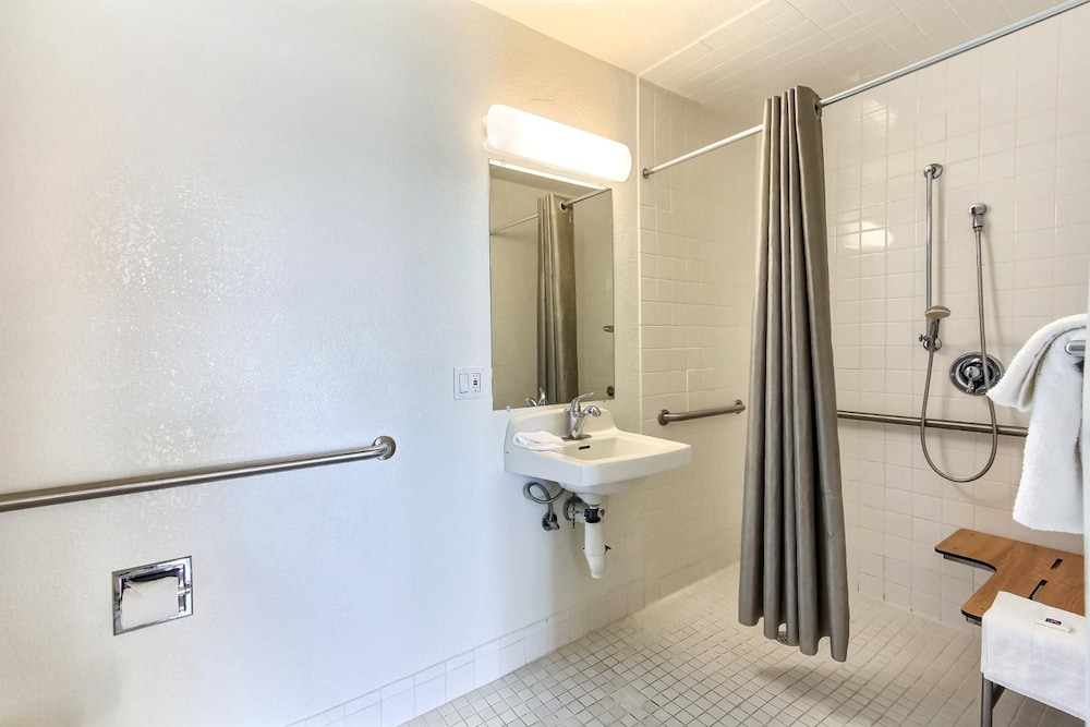 Motel6 Watsonville, CA - Monterey Area 60/64