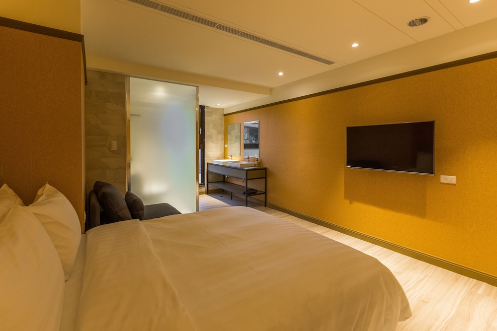 DELUXE, DOUBLE BED