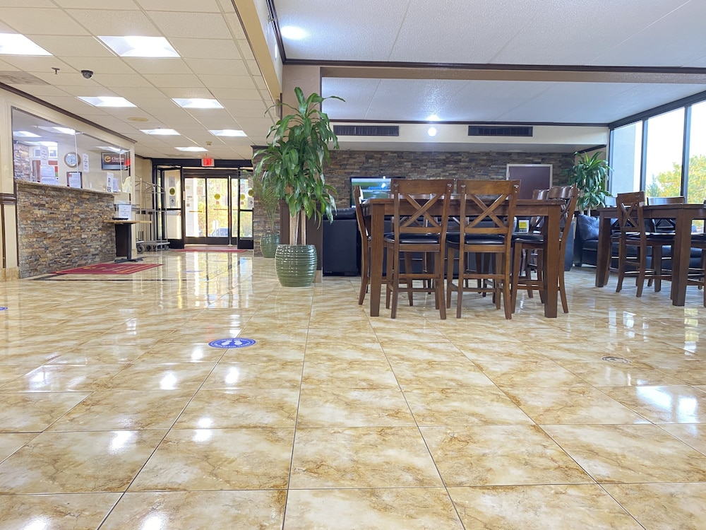 Clarion Inn and Suites Grand Rapids Airport 49/63