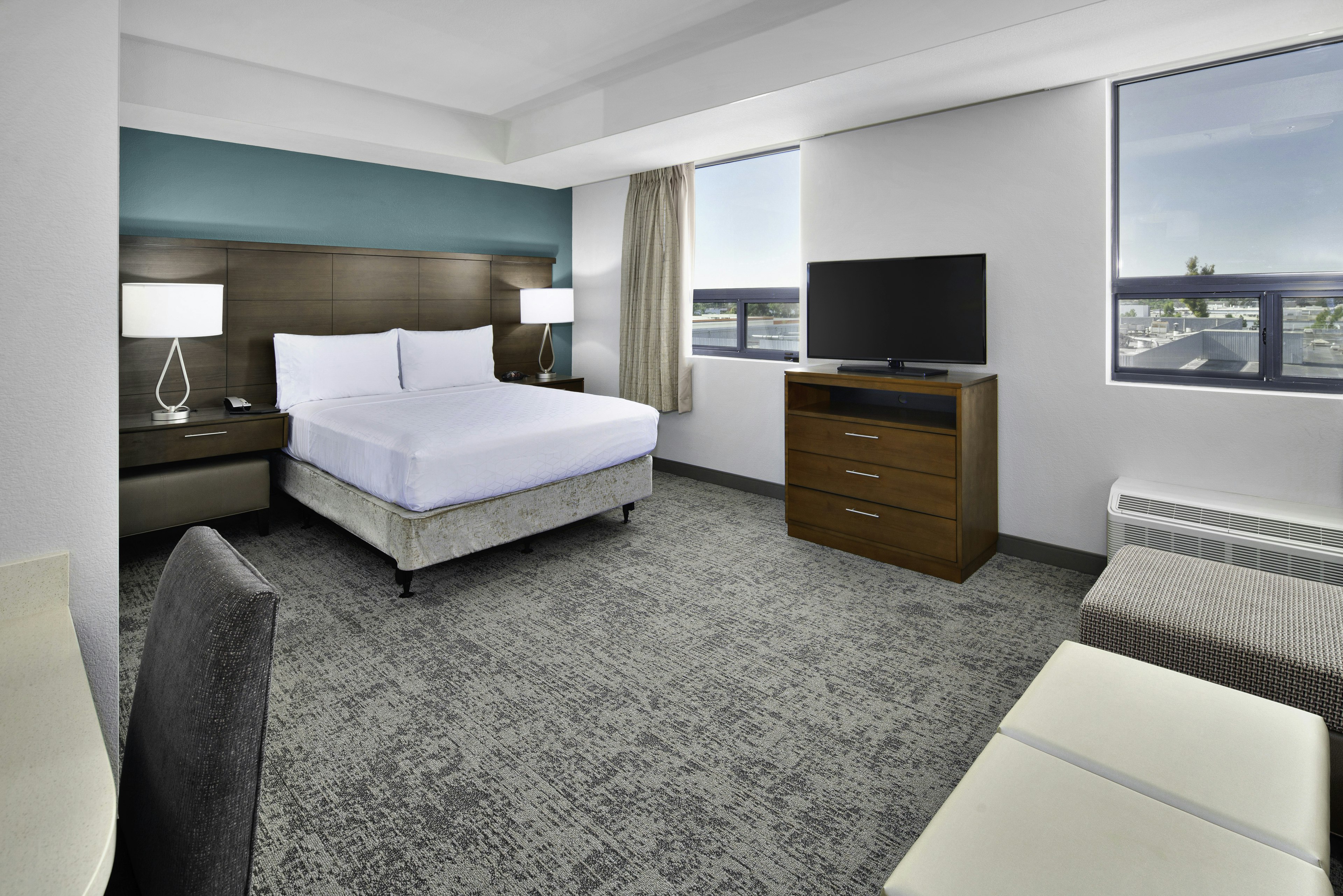 Studio, Suite, Queen Bed, City and Mountain View