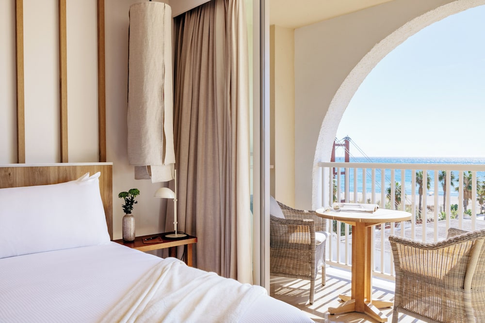 Me, Junior Suite, Superior, King Bed, Partial Sea View