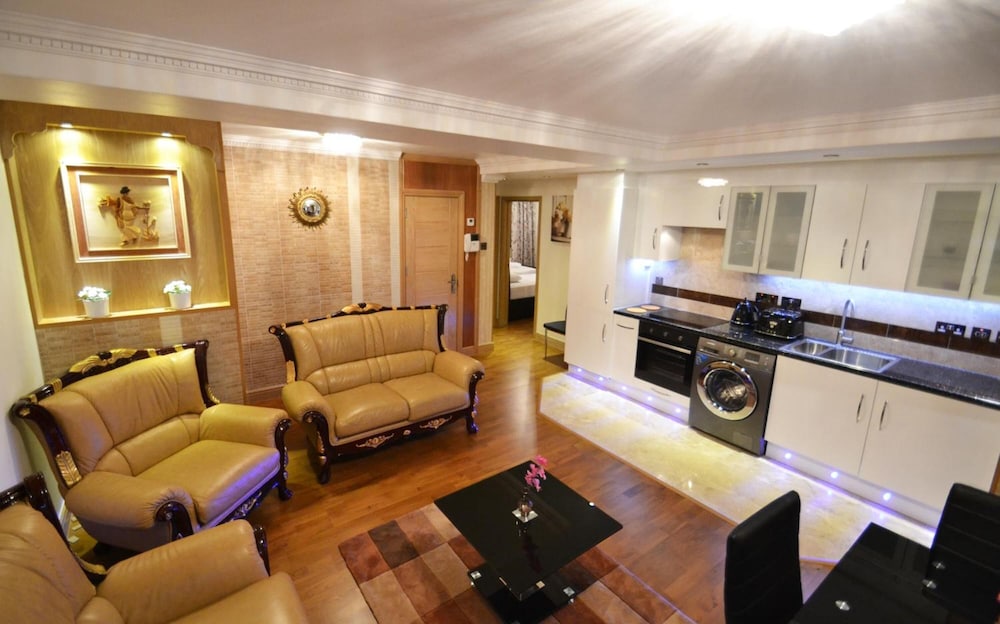 Hyde Park Suites 15/29