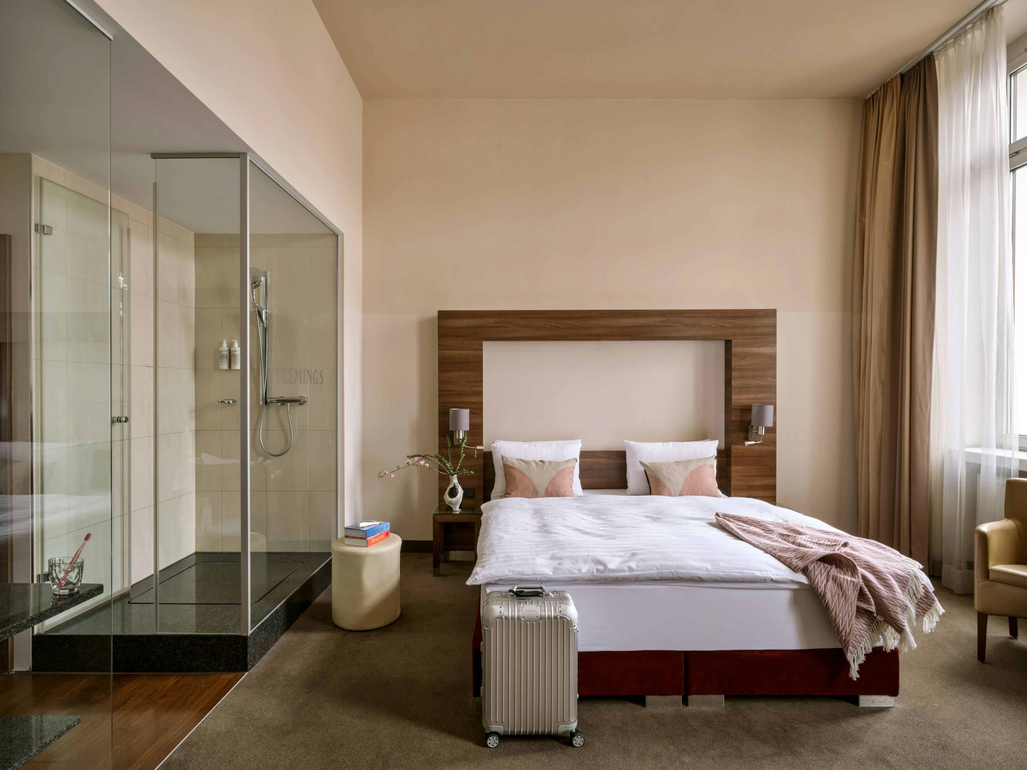PLUS, SUPERIOR, KING BED