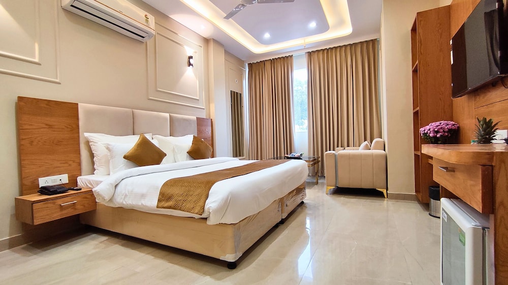 MGR Hotel Moradabad 18/50