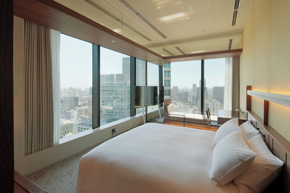 LUXURY, KING BED, SOFA, CORNER